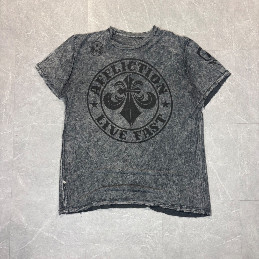 Affliction Live Fast Graphic T-Shirt Mens XL Grey Acid Wash Fleur De Lis Y2K MMA